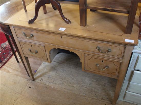 Painted lowboy(-)